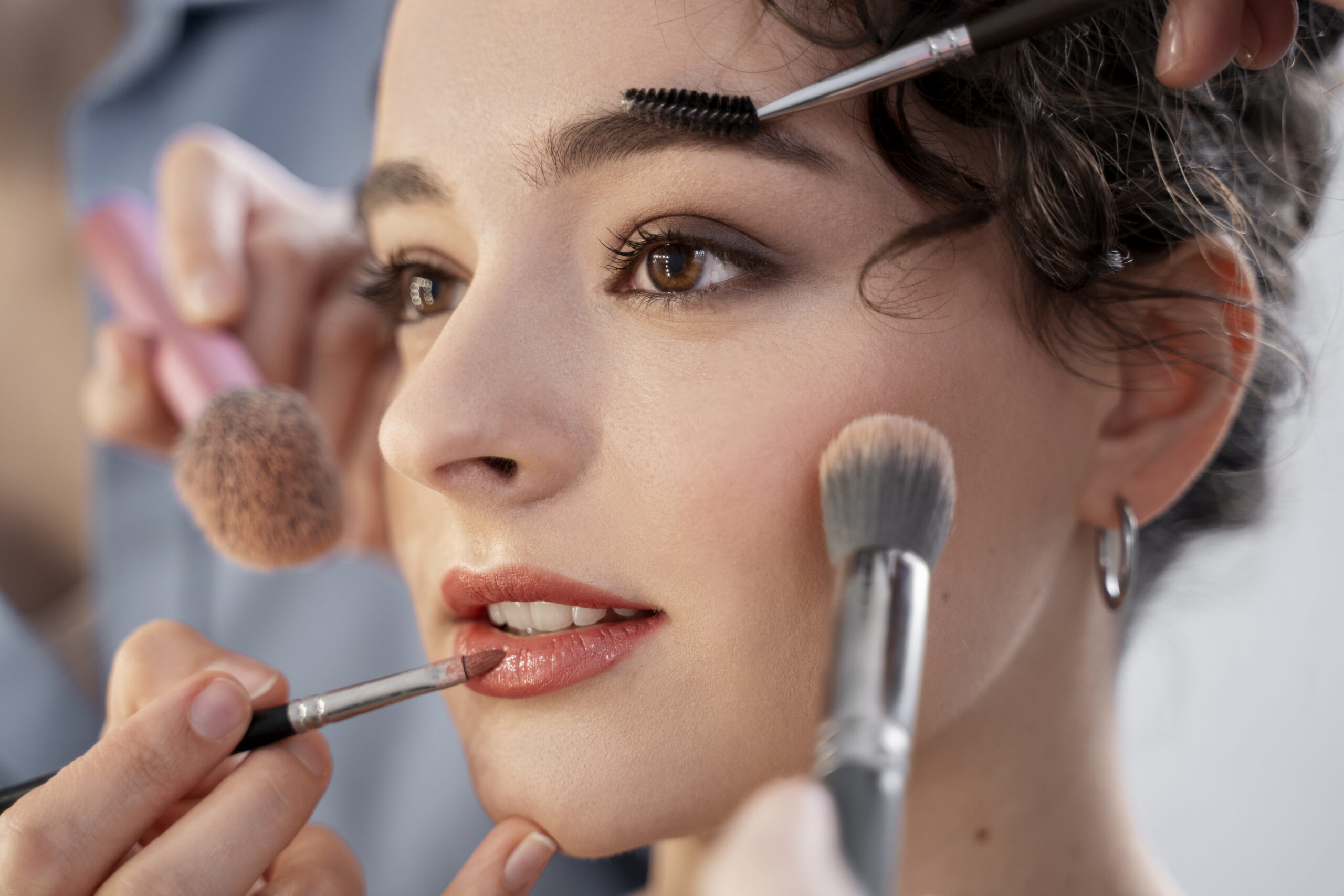 make up artist getting model ready photoshootin